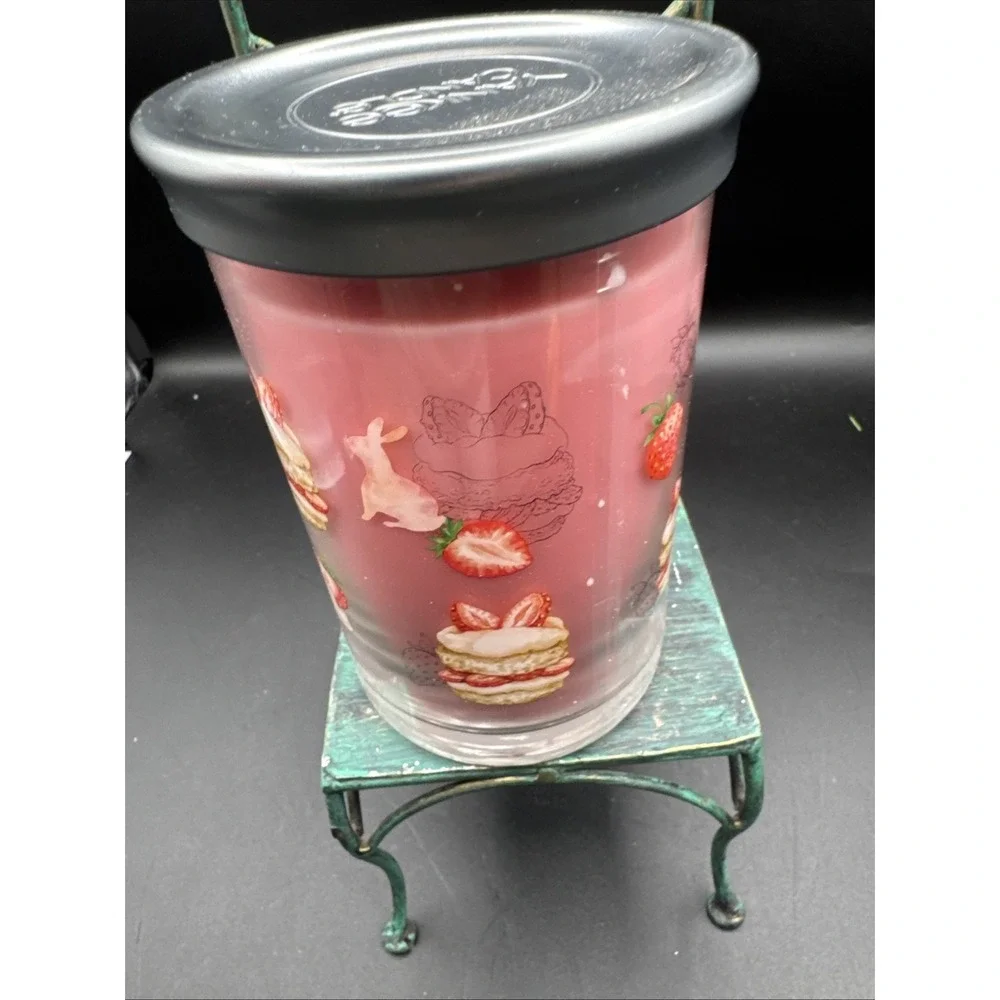 Large 2 Wick Yankee Candle Strawberry Bunny Shortcake Discontinued